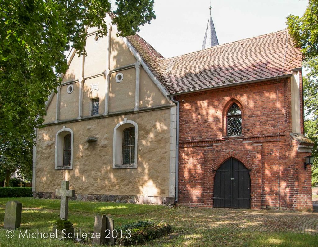 Neuzeitliche völlig verändert und mit neogotischem Anbau: Dorfkirche Nennhausen von Osten