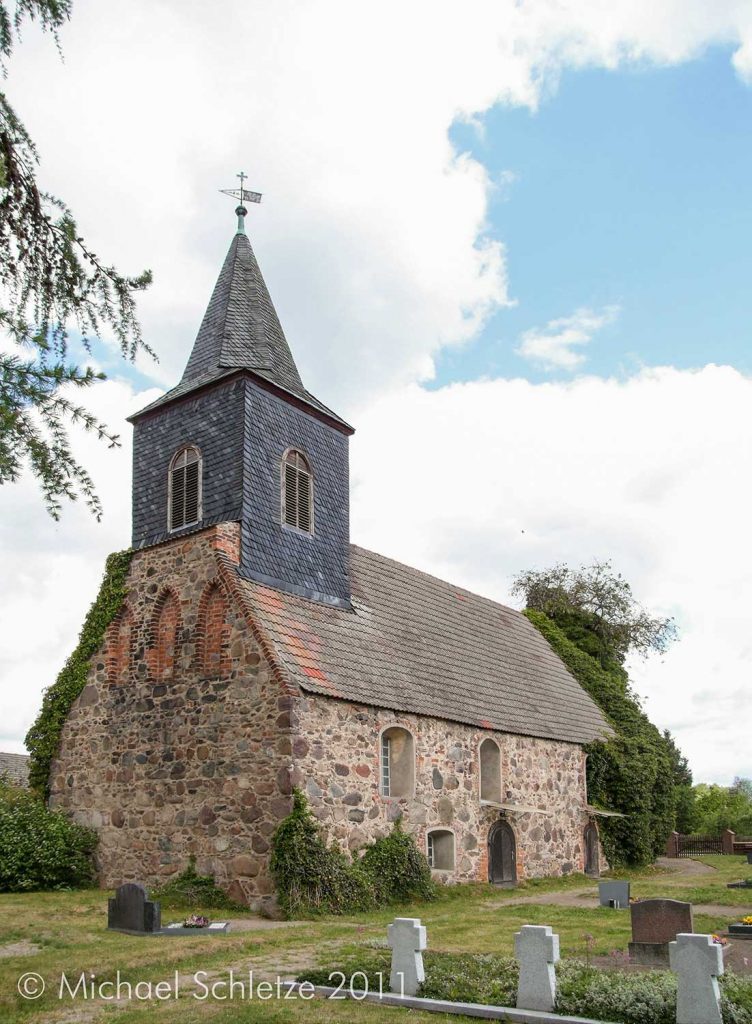 Als aus dem Klosterhof ein Dorf wurde, brauchte es eine neue Kirche. Der kleine Neuhofer Rechtecksaal von Südwesten