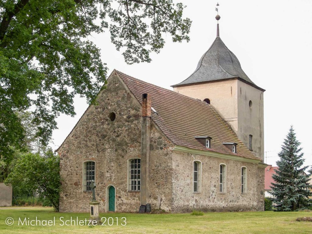 Stark überformter Rechtecksaal: Dorfkirche Niewisch von Nordosten