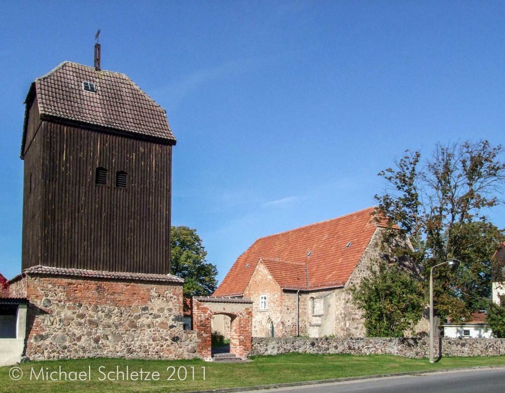 Verbretterter Glockenturm auf Feldsteinuntergeschoss: Wohl eine barockzeitliche Zutat