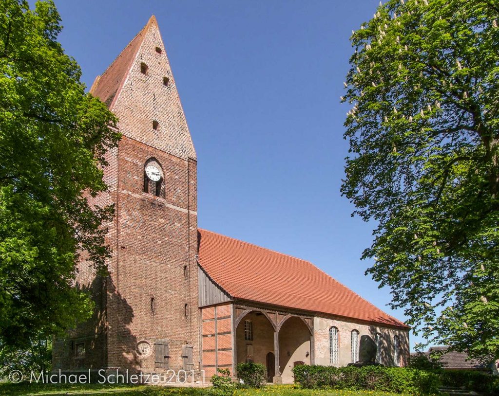 Mittelalterlicher Backsteinturm und neuzeitliches Schiff: Die Dorfkirche von Pessin
