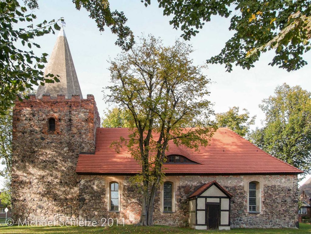 Rauens Dorfkirche: In Grundriss und Mauerwerksausführung typisch für das späte Mittelalter